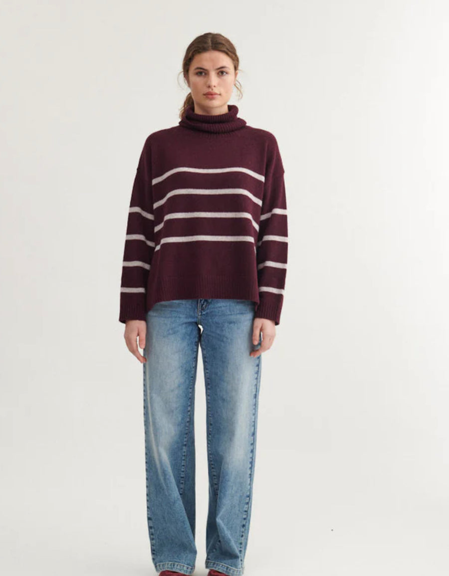 Lise Stribed T-Neck von basicapparel